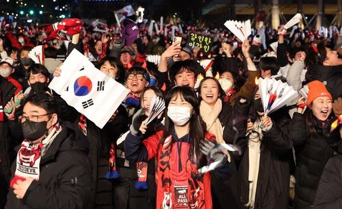 CĐV Hàn Quốc ăn mừng trên đường phố Seoul