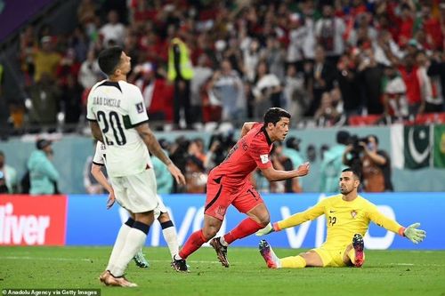 Phút 90+1, Hwang Hee-chan nhận đường chuyền từ Son Heung-min dứt điểm 1 chạm tung lưới Bồ Đào Nha, nâng tỉ số lên 2-1