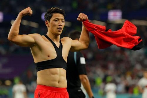 Không thể diễn tả hết sự sung sướng của các CĐV Hàn bởi thời điểm đó, Uruguay vẫn chỉ đang dẫn Ghana 2-0