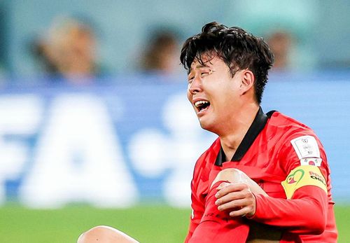 Son Heung-min và người Hàn Quốc vỡ òa trong hạnh phúc khi lách qua khe cửa hẹp để đi tiếp với tư cách đội nhì bảng H, với 4 điểm như Uruguay nhưng hiệu số tốt hơn (4:4 và 2:2)