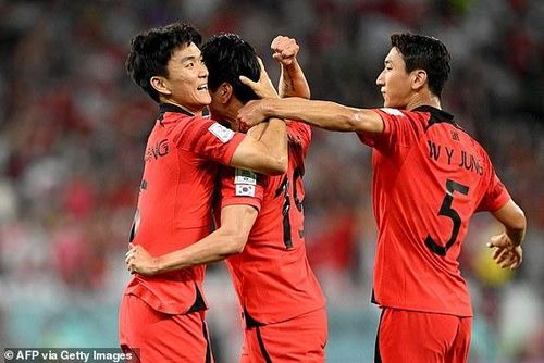 Sau đó, đội bóng xứ sở kim chi còn ngược dòng thành công