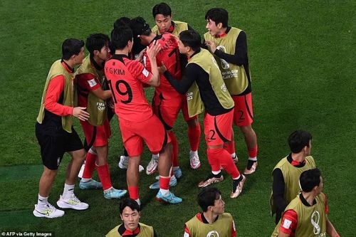 Tỉ số 2-1 nghiêng về Hàn Quốc được giữ cho đến hết trận. Cùng lúc, trận đấu giữa Uruguay và Ghana được bù giờ tới 8 phút