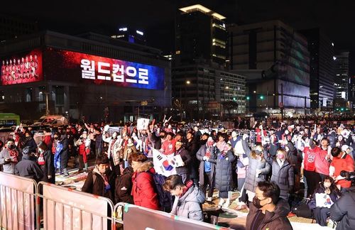 Người hâm mộ Hàn Quốc ở quảng trường Gwanghwamun, trung tâm Seoul