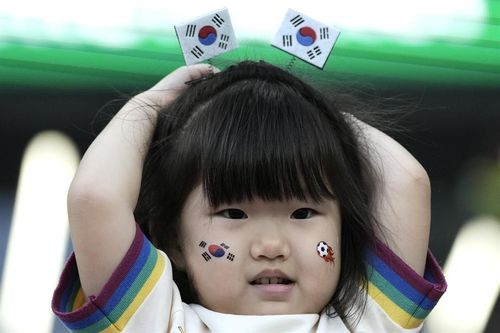 CĐV bé nhỏ này có lẽ đã đủ lớn để hiểu những gì tuyệt vời đang xảy ra với đất nước mình