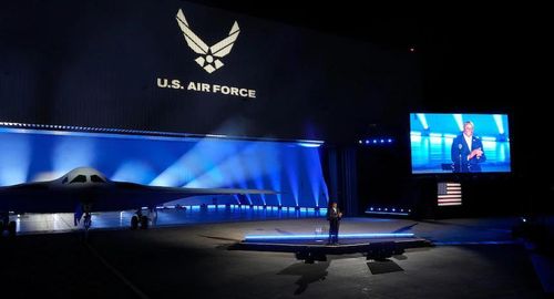 Tập đoàn quốc phòng Mỹ Northrop Grumman tối 2/12 ra mắt oanh tạc cơ tàng hình B-21 Raider trong buổi lễ tại Nhà máy số 42 ở Palmdale, bang California.
