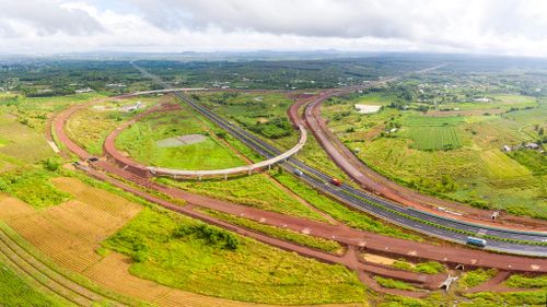  Cũng thuộc gói thầu này, nút giao cao tốc Dầu Giây - Phan Thiết với cao tốc Long Thành - Dầu Giây đoạn qua địa phận huyện Thống Nhất (Đồng Nai) vẫn còn dang dở, trơ nền đất. 