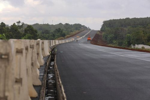  Trên nhiều đoạn đường thuộc gói thầu số 03 và 04, nhà thầu đang lắp đặt dải phân cách. Hiện, các công trình hầm chui dân sinh; công trình cầu, đã hoàn thành 97,05% khối lượng. Các mố, trụ, đúc dầm cầu đã hoàn thành 99,72% khối lượng; lao lắp dầm đã hoàn thành 89,32% khối lượng. 
