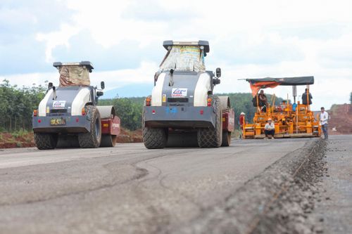  Trao đổi với Zing, ông Phạm Văn Tùng, Phó giám đốc điều hành gói thầu số 4 (thuộc Tổng công ty Xây dựng Thăng Long), cho biết hiện gói thầu đã đạt gần 70% khối lượng thi công. 