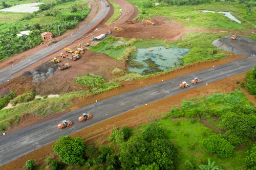  Tại công trường thuộc gói thầu này, đoạn qua huyện Thống Nhất, nhiều thiết bị máy móc, nhân lực được huy động chờ sẵn để tiến hành trải thảm, cấp phối đá dăm, lu lèn khi thời tiết thuận lợi trở lại. 