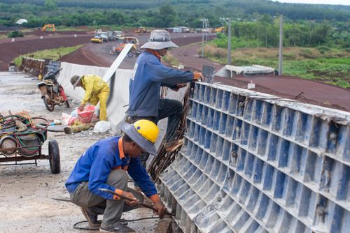  Tại hạng mục cầu vượt của nút giao này, lác đác vài công nhân thi công do thời tiết mưa nắng thất thường. 