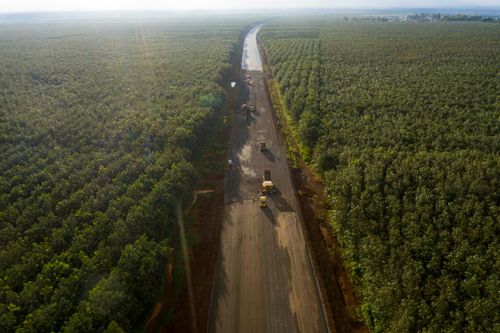  Nhìn từ trên cao, gói thầu số 4 với chiều dài 16 km đi qua thành phố Long Khánh và các huyện Xuân Lộc, Cẩm Mỹ, Thống Nhất của tỉnh Đồng Nai đang dần hình thành và kết nối các mũi thi công với nhau. 