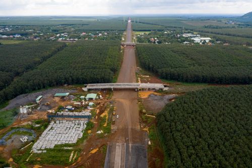  Trước đó, Bộ trưởng Nguyễn Văn Thắng đã tiến hành kiểm tra hiện trường thi công dự án đường cao tốc Dầu Giây- Phan Thiết. Tại buổi kiểm tra dự án, Bộ trưởng Nguyễn Văn Thắng cho biết theo kế hoạch, dự án đường cao tốc Dầu Giây - Phan Thiết hoàn thành trong năm 2022, nhưng do chậm tiến độ, Bộ đã trình Chính phủ để gia hạn thời gian hoàn thành đến hết quý I/2023. 