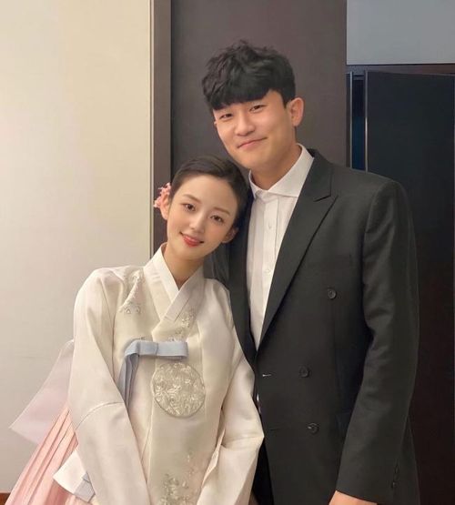 Bà xã của Kim Min-jae không phải người nổi tiếng nhưng dựa vào những hình ảnh anh chàng chia sẻ cũng đủ thấy sắc vóc xinh xắn của cô nàng. Cặp đôi kết hôn vào năm 2020 nhưng cũng chịu không ít áp lực khi người hâm mộ quá khích để lại những bình luận không hay về vợ chàng trung vệ. Mỹ nhân Hàn cũng thường xuyên được bắt gặp trên khán đài cổ vũ chồng.