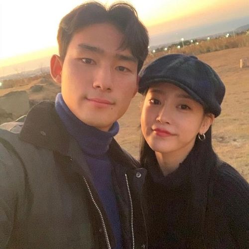 Nữ ca sĩ So Yeon là người đồng hành cùng cầu thủ Cho Yu-min trong chuyến tới Qatar lần này. Cặp đôi dự kiến tổ chức hôn lễ vào cuối năm nay nhưng hoãn lại do World Cup. Mỹ nhân Hàn hơn bạn trai 9 tuổi, từng hoạt động với tư cách thành viên nhóm nhạc nổi tiếng T-Ara. Dù đã rời nhóm, chuyện tình đẹp của cô nàng với tiền vệ 26 tuổi vẫn nhận được nhiều sự chú ý từ người hâm mộ.