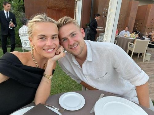  Anne Kee Molenaar bắt đầu hẹn hò với chàng hậu vệ Matthijs de Ligt từ năm 2018. Anh trai của người đẹp 23 tuổi cũng là cầu thủ bóng đá chuyên nghiệp. Còn cô nàng hiện là người mẫu và sở hữu trang cá nhân gần với gần 500.000 theo dõi. 