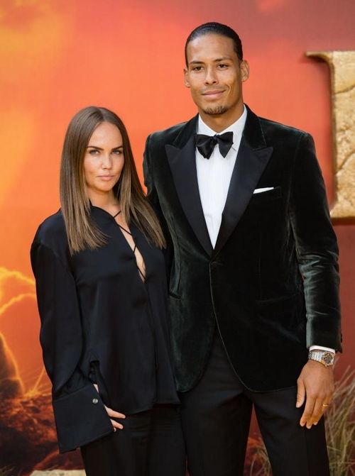  Rike Nooitgedag là giám đốc bán hàng trước khi gặp Virgil van Dijk vào năm 2013. Cặp đôi sau đó nhanh chóng chuyển đến Glasgow khi trung vệ này ký hợp đồng với Celtic. Rồi sau đó, bất kể chàng cầu thủ đi đâu, Rike cũng đồng hành với anh chàng. Cặp đôi có hai cô con gái đáng yêu tên Nila và Jadi. 