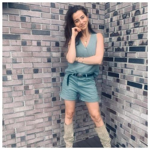  Candy Rae-Fleur bén duyên với Daley Blind vào năm 2013 trước cả khi anh chàng chuyển đến Old Trafford. Sau đó, cặp đôi về chung nhà và đón hai nhóc tì đáng yêu tên Lowen và Lemae. Bóng hồng 34 tuổi là vũ công chuyên nghiệp, chuyên về nhạc Jazz, đường phố và nhảy hiện đại. 