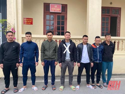 Các đối tượng bị bắt giữ trong đường dây tổ chức đánh bạc và đánh bạc qua mạng do Nguyễn Trọng Tùng (x) cầm đầu.