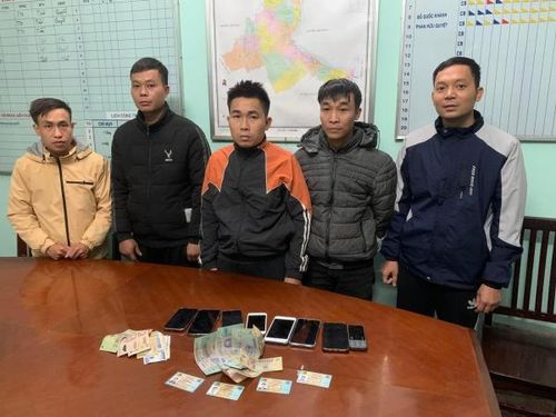 Các đối tượng cá độ bóng đá bị Công an huyện Tam Nông bắt giữ.