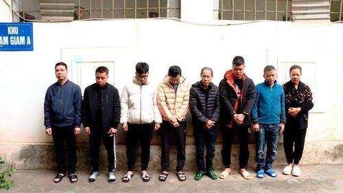 Các đối tượng trong đường dây cá độ tại cơ quan điều tra. Ảnh: CABN