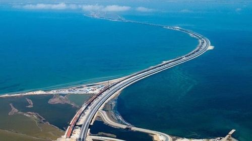 Phó Chủ tịch Hội đồng An ninh Quốc gia Nga Dmitry Medvedev từng tuyên bố Crimea "là một phần của Nga và mãi mãi thuộc về Nga", do vậy "bất kỳ nỗ lực nào nhằm xâm phạm Crimea đều là lời tuyên chiến với Moscow".