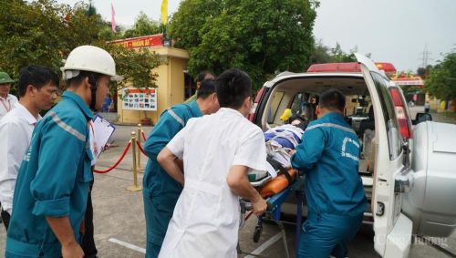 Cấp cứu thợ lò bị tai nạn lao động (Ảnh minh họa)