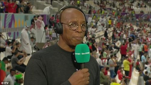 Ian Wright cho rằng Ronaldo đang bỏ quên lối chơi đồng đội của bóng đá. Ảnh: ITV.