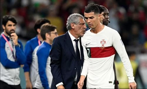 HLV Bồ Đào Nha Fernando Santos (trái) không ấn tượng với phản ứng của Ronaldo khi bị thay ra trong trận thua Hàn Quốc ngày 2/12. Ảnh: Getty.