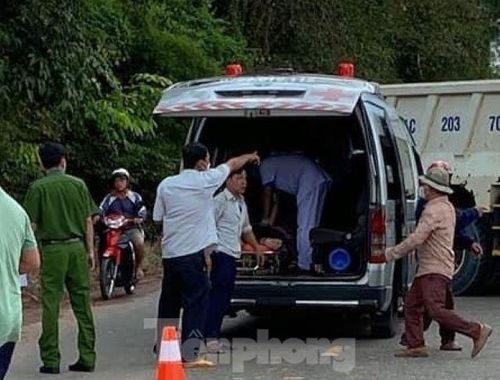 Nạn nhân được đưa lên xe cứu thương