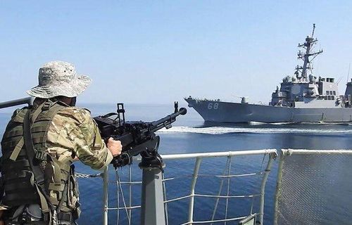  Binh sĩ Iran chĩa súng về phía tàu DDG-68 Hải quân Mỹ trong một cuộc chạm trán. Nguồn: reddit.com