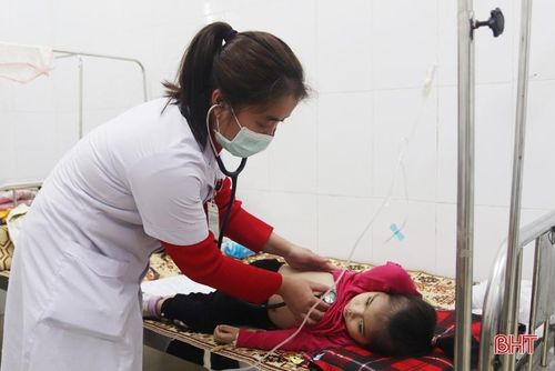Bác sỹ Khoa Nhi (BVĐK TP Hà Tĩnh) thăm khám cho một bệnh nhi.