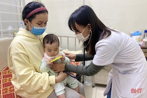 Bác sỹ khuyến cáo, thời tiết chuyển lạnh đột ngột nên phụ huynh cần quan tâm bảo vệ sức khỏe cho trẻ.