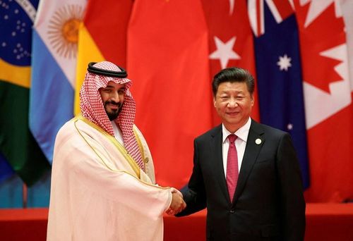 Thái tử Mohammed bin Salman (trái) và Chủ tịch Tập Cận Bình bắt tay tại Hội nghị Thượng đỉnh G20 ở Hàng Châu, Chiết Giang, Trung Quốc, 4/9/2016. Ảnh: Al-Mayadeen