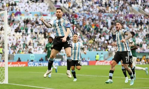 2. Argentina mở màn bảng C với cú sốc thua 1-2 trước Ả Rập Xê Út. Tuy nhiên, Messi vào đồng đội nhanh chóng đứng dậy nhờ 2 chiến thắng trước Mexico và Ba Lan