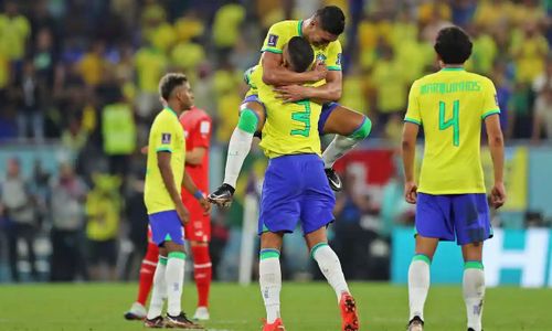 6. Brazil trải qua vòng bảng không thật sự tưng bừng khi thắng Serbia 2-0, thắng Thụy Sĩ 1-0 và bất ngờ thua Cameroon 0-1 với đội hình dự bị
