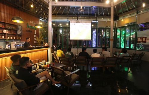 Hầu hết các quán cà phê đều trang bị đèn chiếu để phục vụ khách hàng. Ảnh: Văn Ngọc