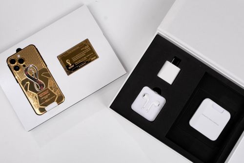  Trong hộp phiên bản iPhone 14 Pro Max mạ vàng 24K bao gồm sạc 20W, tai nghe EarPods (do đơn vị chế tác bổ sung), cáp lightning.