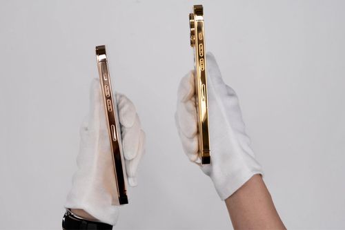Cạnh bên của thiết bị được khắc tên đơn vị chế tác, thông tin chất lượng vàng cùng nút nguồn và nút tăng giảm âm lượng được thiết kế lại theo hình lục giác trái bóng.