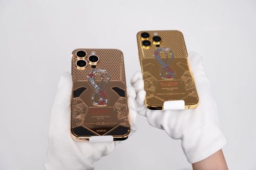  Để mang lại thiết kế phẳng hoàn thiện nhất cho mặt lưng, G'Ace đã nâng cao mặt lưng lên bằng với cụm camera trên iPhone 14 Pro Max. Các phiên bản cũng sẽ được đánh số thứ tự ở mặt lưng, với giới hạn 100 chiếc trên thế giới.
