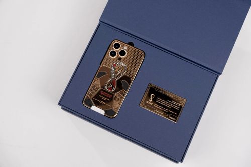 Đối với mẫu iPhone 14 Pro Max mạ vàng hồng 18K đính kim cương, trong hộp sẽ bao gồm chân sạc 20W, tai nghe EarPods, AirPods 3 (do bên chế tác bổ sung), cáp lightning.