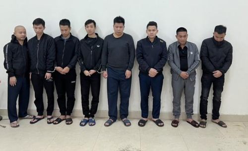 Các đối tượng tổ chức cá độ bóng đá bị Công an tỉnh Nghệ An và Công an tỉnh Thừa Thiên - Huế bắt giữ.