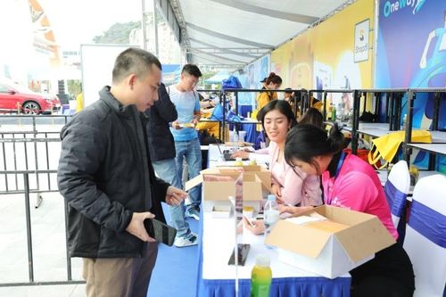 Lễ khai mạc OneWay Marathon 2022 diễn ra lúc 13h30 ngày 10/12 tại Quảng trường trung tâm Cát Bà (đường 1/4). Cự ly đầu tiên xuất phát là 21km. Các vận động viên tham dự bán marathon sẽ rời vạch lúc 14h.