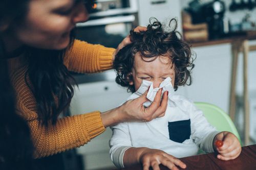  Trẻ nhỏ là một trong những trường hợp dễ bị biến chứng do cúm. Ảnh: Healthline. 