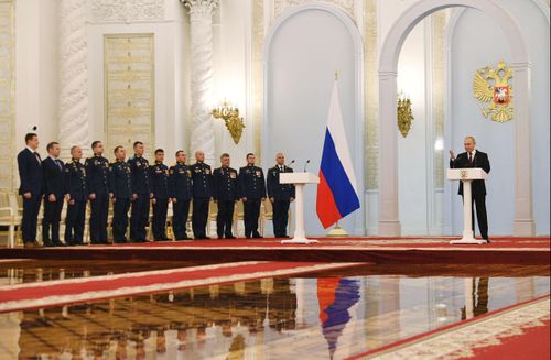  Hôm 8/12, Tổng thống Nga Putin dự lễ trao huân chương Sao vàng cho các Anh hùng nước Nga tại Moscow. 