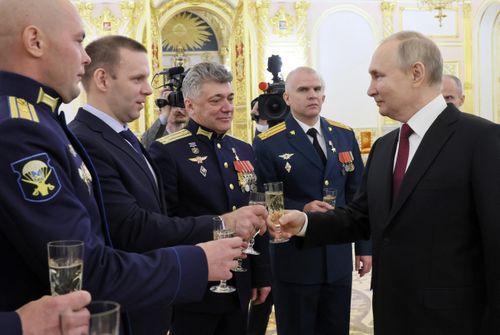  Điện Kremlin sau đó công bố đoạn video dài 4 phút ghi cảnh tổng thống trò chuyện với những người được vinh danh. Trên tay mỗi người cầm một ly sâm panh. 