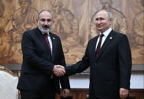  Ông Putin và Thủ tướng Armenia Nikol Pashinyan cũng có cuộc gặp bên lề Hội nghị thượng đỉnh EAEU vào hôm 9/12 để thảo luận về các vấn đề ổn định khu vực. Theo TASS, ông Putin lưu ý bản thân ông luôn có chủ đề để bàn luận với thủ tướng Armenia. Ông cũng nhắc lại Nga là đối tác kinh tế và thương mại hàng đầu của Armenia. 
