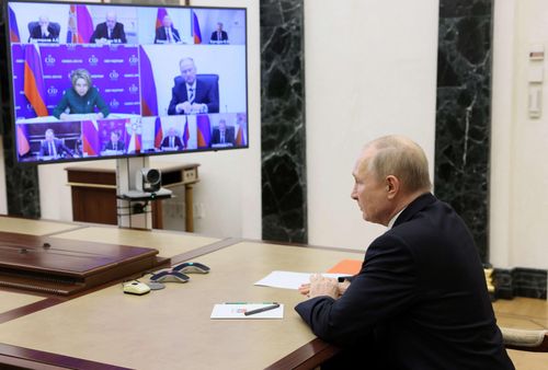  Sau đó một ngày, ông Putin đã chủ trì cuộc họp trực tuyến với các thành viên của Hội đồng An ninh Bảo an ở Moscow. "Hôm nay, chúng ta thảo luận chương trình nghị về việc đảm bảo an ninh nội địa", TASS dẫn lời tổng thống Nga cho hay. 