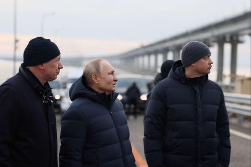  Ông Khusnullin nói với Tổng thống Putin rằng phần đường của cây cầu đã được khôi phục. Hôm 8/10, một vụ nổ lớn ở cây cầu đã khiến một phần đường bị sập, bồn chứa nhiên liệu trên một đoàn tàu đã bốc cháy. 3 người thiệt mạng trong vụ nổ. 