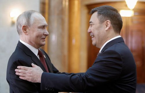  Tổng thống Kyrgyzstan Sadyr Japarov chào đón người đồng cấp Nga Vladimir Putin trước cuộc họp của Hội đồng tối cao Kinh tế Á - Âu tổ chức ở Bishkek hôm 9/12. Hội đồng tối cao Kinh tế Á - Âu là cơ quan có thẩm quyền cao nhất của Liên minh kinh tế Á - Âu (EAEU). Đây là cuộc họp thứ hai của hội đồng trong năm nay. 