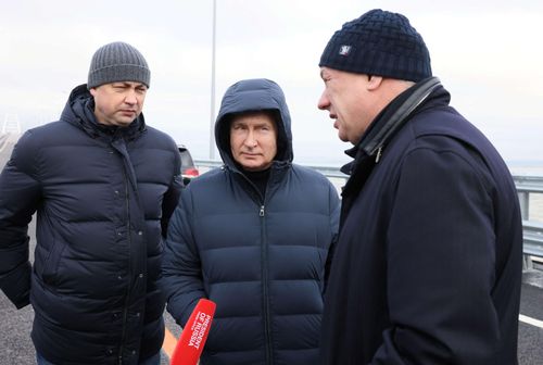  Ông Putin nghe báo cáo từ Phó thủ tướng Marat Khusnullin về công việc sửa chữa cây cầu, đồng thời nói chuyện với các công nhân xây dựng. Theo ông Khusnullin, 500 công nhân, 3 cần cẩu nổi, 4 sà lan và 31 phương tiện làm việc suốt ngày đêm để sửa chữa cầu. 